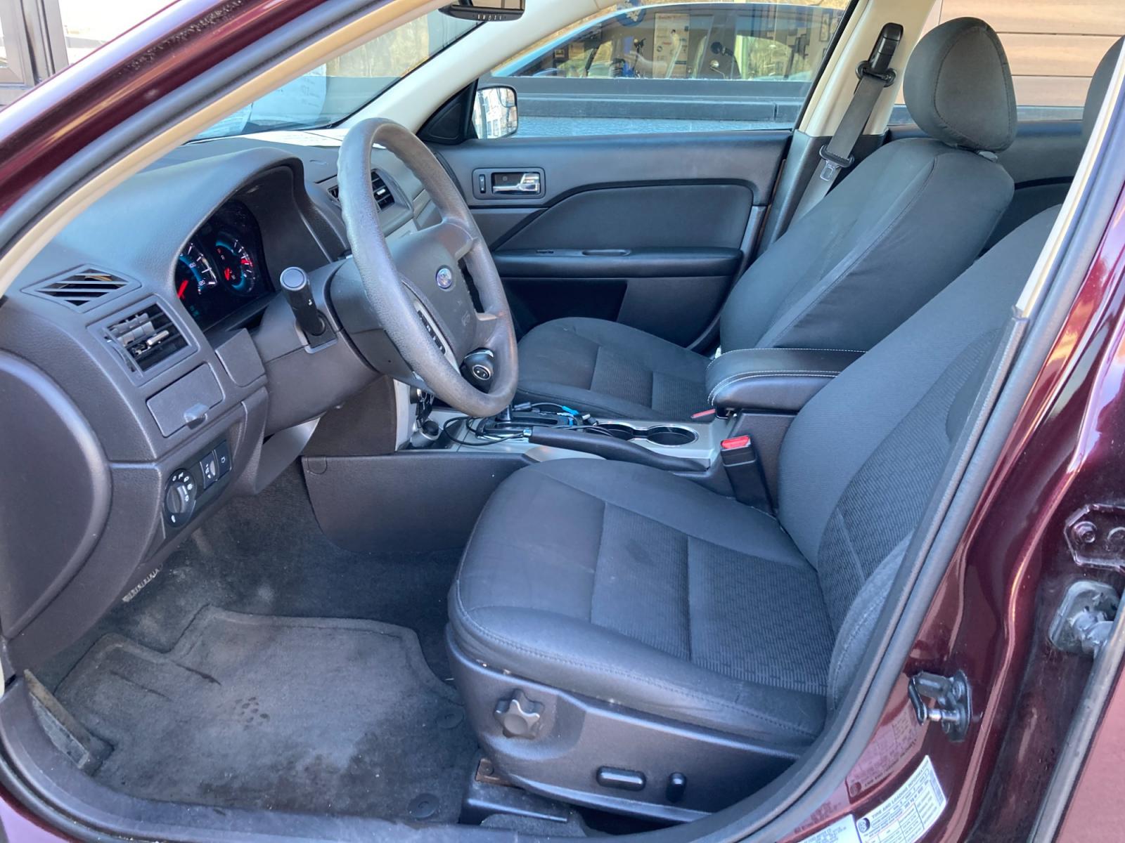 2012 Bordeaux Reserve Met Ford Fusion SE (3FAHP0HG1CR) with an 3.0L V6 DOHC 24V engine, located at 1800 South Ihm Blvd, Freeport, IL, 61032, (815) 232-5543, 42.278645, -89.607994 - Fusion SE 4D Sedan - Photo #4